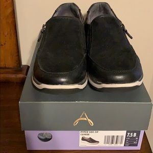 Aravon pyper side zip black. Size 7.5B